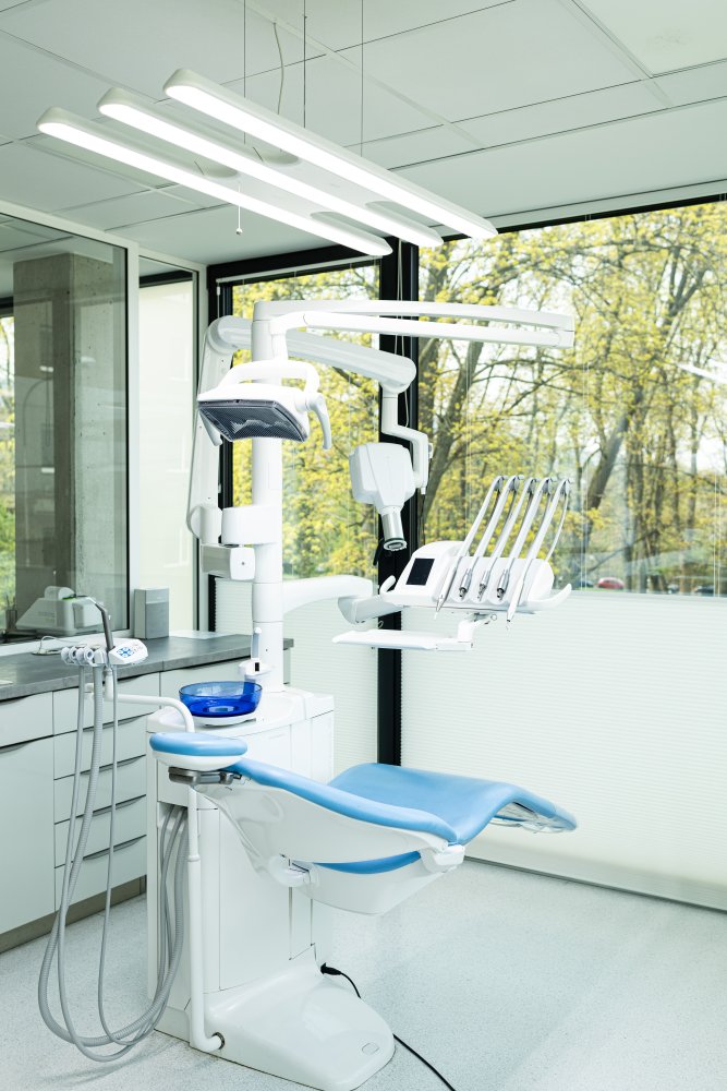 Instalace stomatologické soupravy Planmeca Compact i5 s intraorálním rentgenem integrovaným na soupravě a svítidlem CACAN Brite Triton